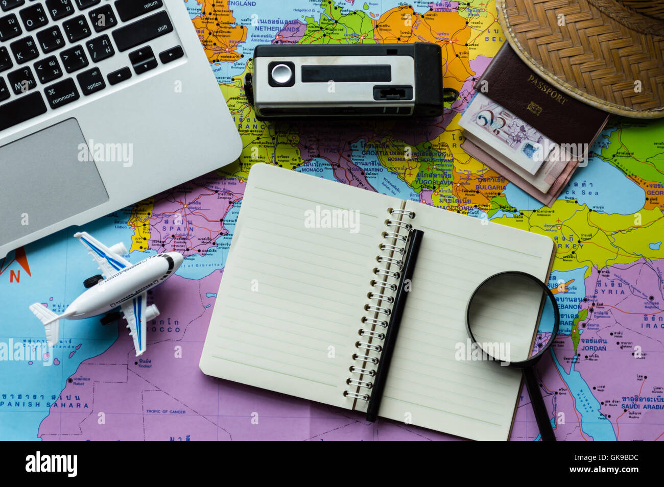 Andare su un'avventura! La mappa e il passaporto su un tavolo di legno. Vista dall'alto concetto di viaggio. Foto Stock