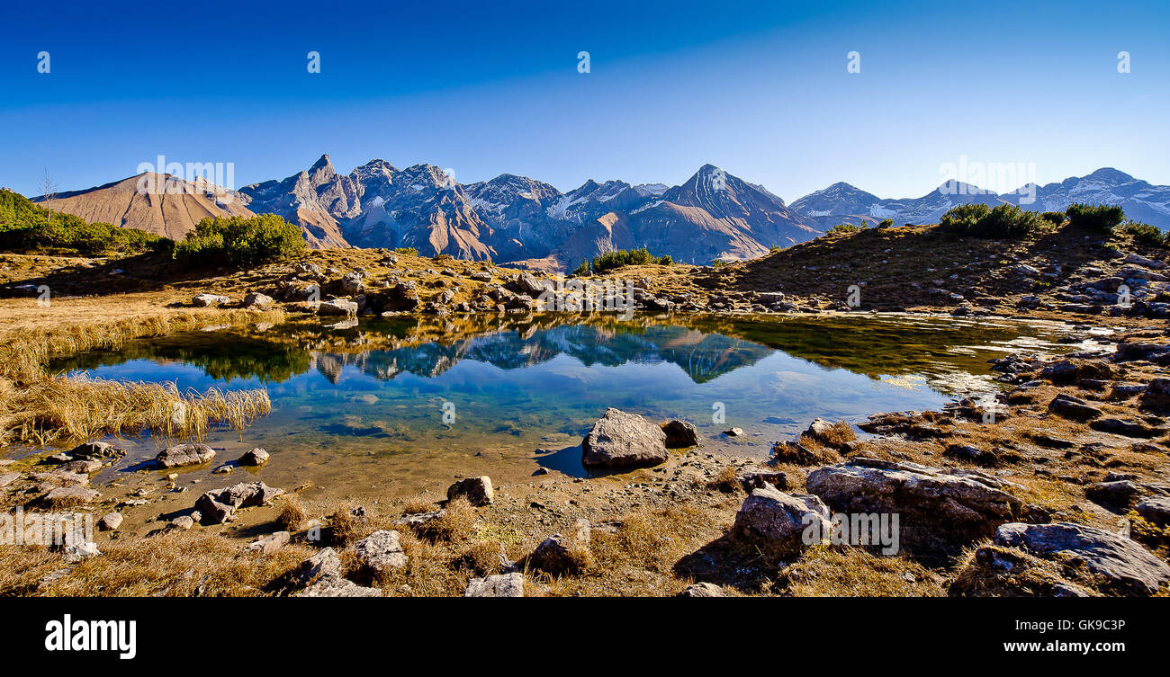 Il mirroring delle alpi lago di montagna Foto Stock