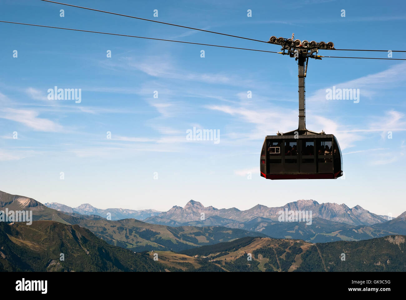 Funivia nella parte anteriore del paesaggio di montagna Foto Stock