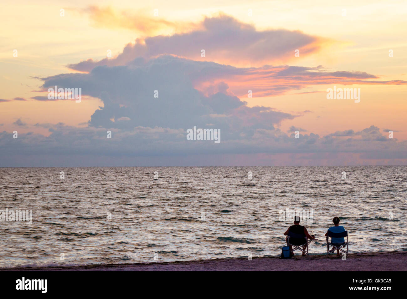 Florida Gulf of Mexico,Gulf Coast,Anna Maria Island,Bradenton Beach,fronte spiaggia,tramonto,avena,crepuscolo,orizzonte,nuvole,cielo rosa,silhouette,adulto,adulto Foto Stock