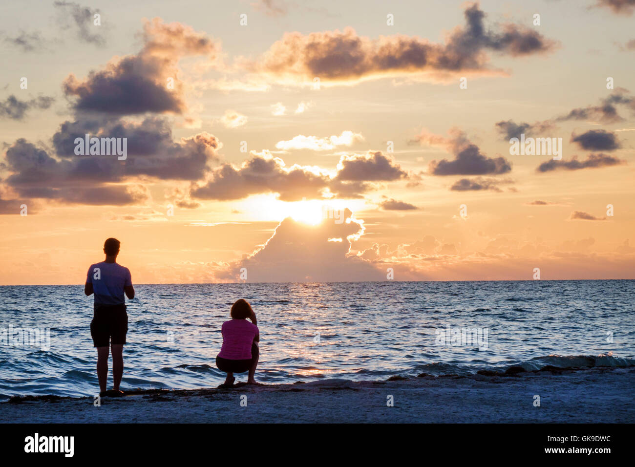 Florida,Sud,Golfo del Messico,Gulf Coast,Anna Maria Barrier Island,Bradenton Beach,fronte spiaggia,tramonto,oceano,acqua,adulti,uomo uomini maschio,donna donne Foto Stock