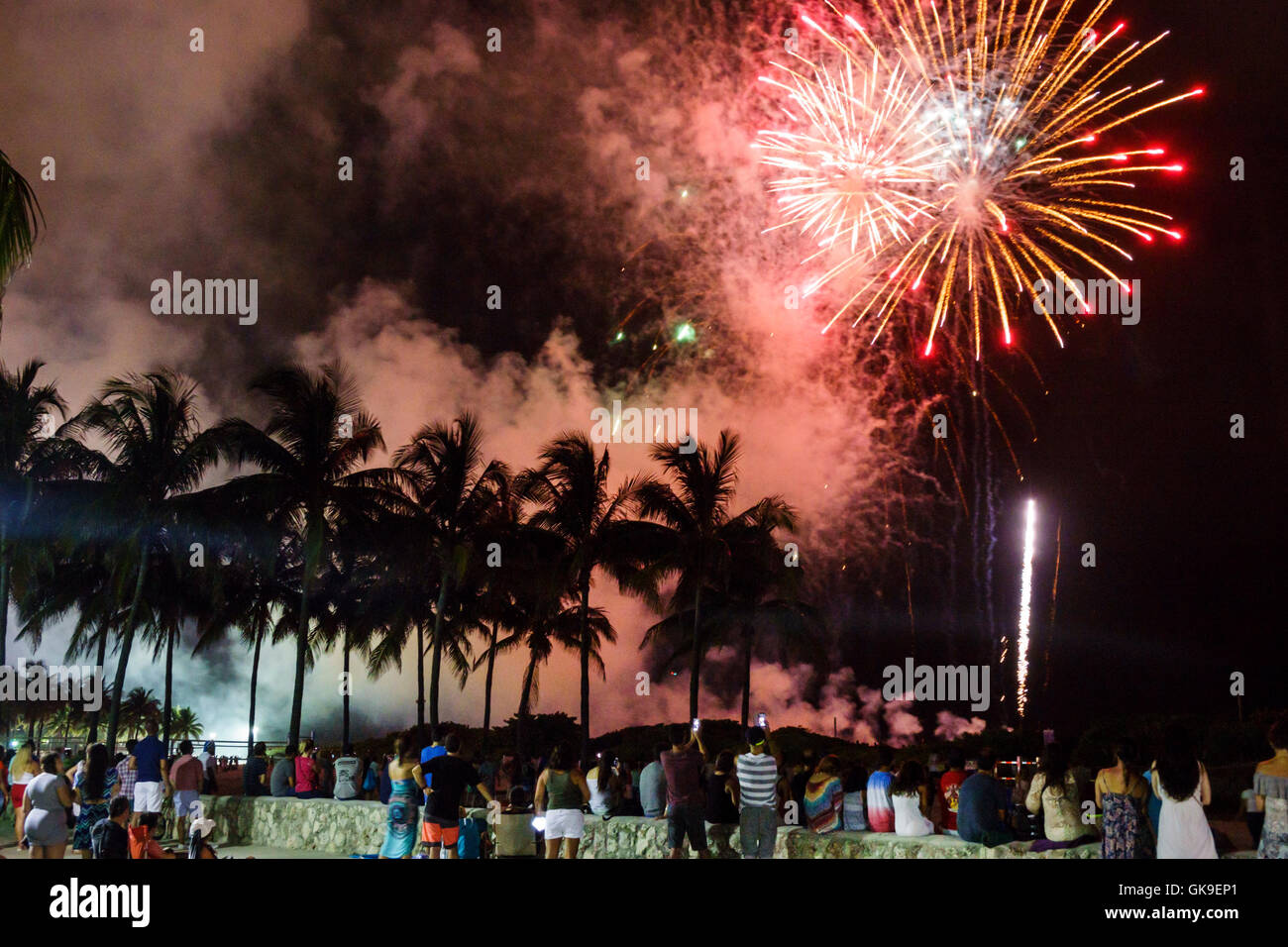 Miami Beach Florida, South Beach, Lummus Park, 4 luglio, Independence Day, vacanza, celebrazione, spettacoli pirotecnici, palme da cocco, fumo, patrioti Foto Stock