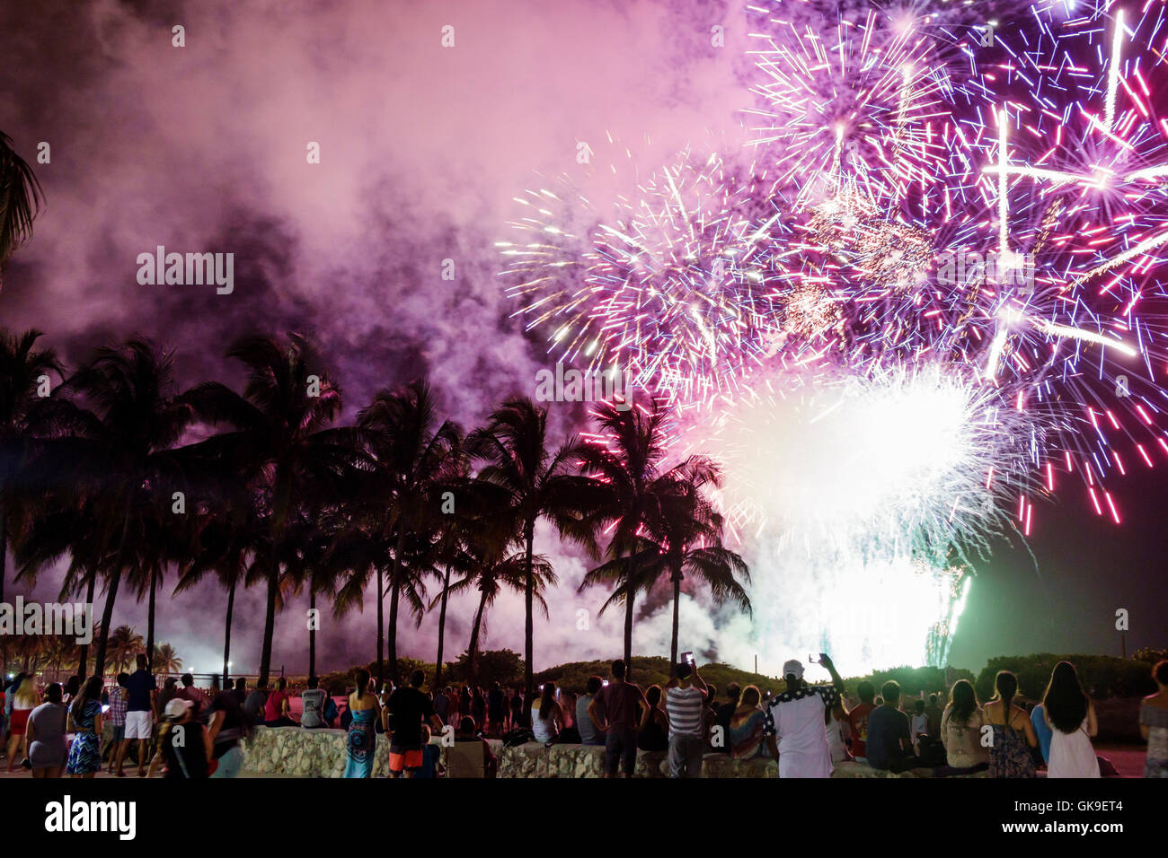 Miami Beach Florida, South Beach, Lummus Park, 4 luglio, Independence Day, vacanza, celebrazione, spettacoli pirotecnici, palme da cocco, fumo, patrioti Foto Stock