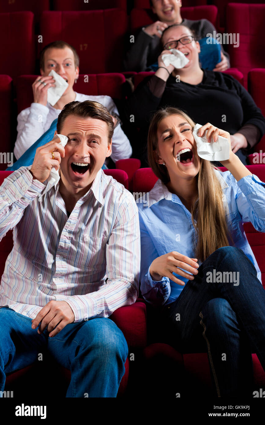 Giovane e altre persone nel cinema Foto Stock