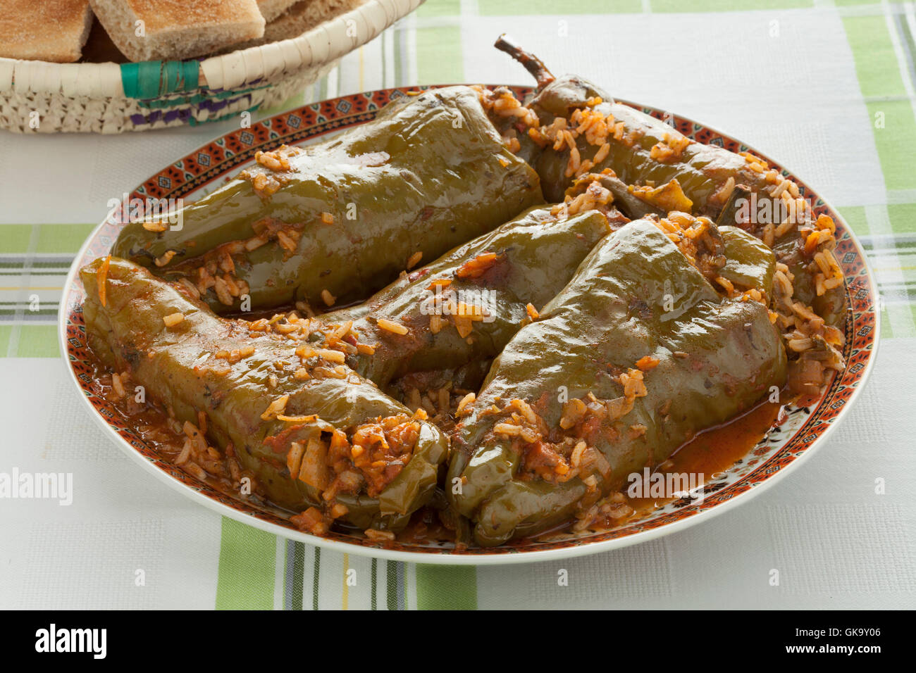 Marocchino tradizionale piatto con peperoni ripieni e riso Foto Stock