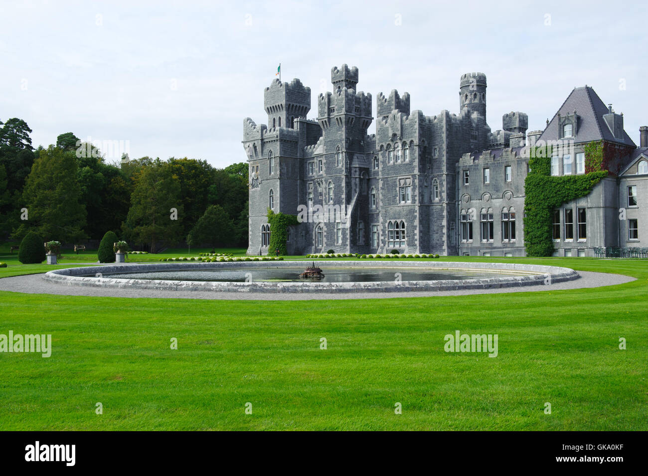 Bellissima vista sul castello di Ashford , Co. Galway, Irlanda Foto Stock