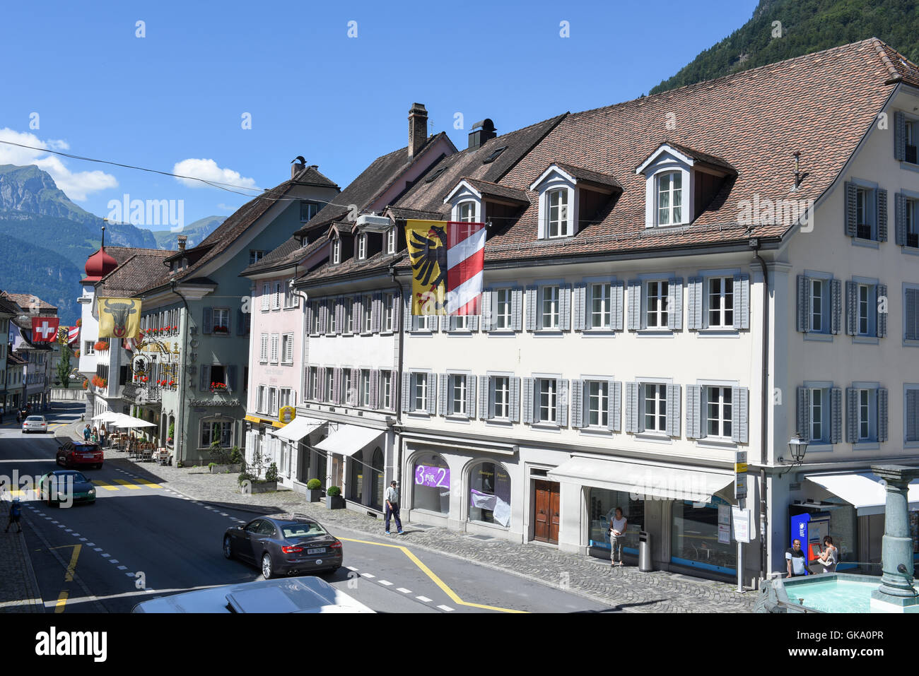 Altdorf, Svizzera - 7 August 2016: la gente a piedi nella parte anteriore delle vecchie case a Altdorf nel cantone di Uri, Svizzera Foto Stock