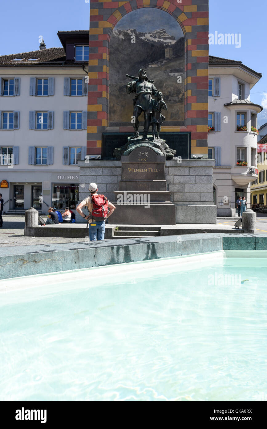 Altdorf, Svizzera - 7 August 2016: la gente camminare e guardando il Wilhelm Tell monumento sulla capitale cantonale di Altdorf Foto Stock