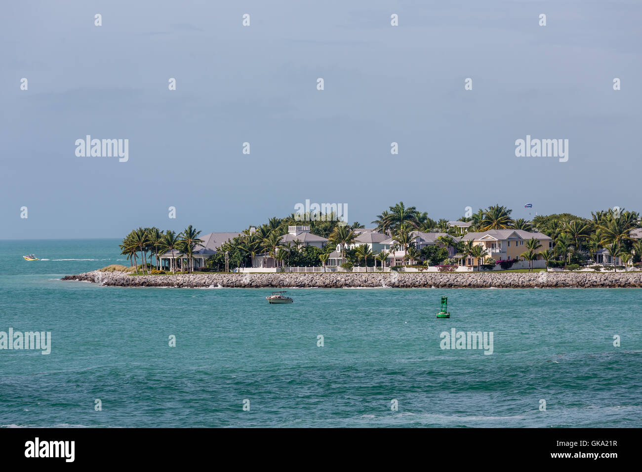 Le imbarcazioni da diporto e parasail al largo della costa di Key West Foto Stock