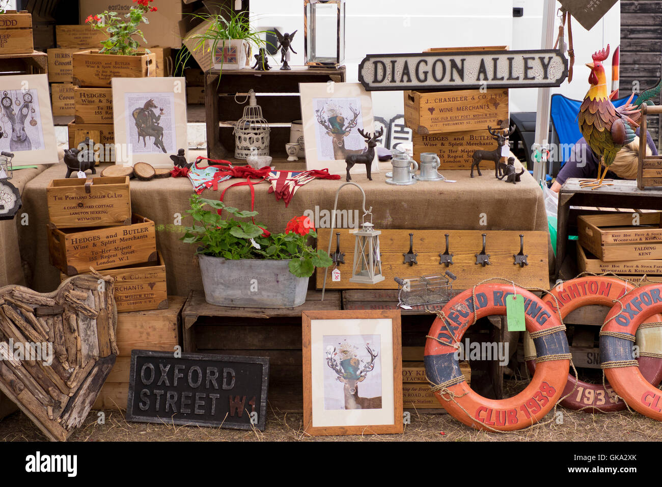 Bric a brac in vendita a Alderburgh nel Suffolk, Inghilterra Foto Stock