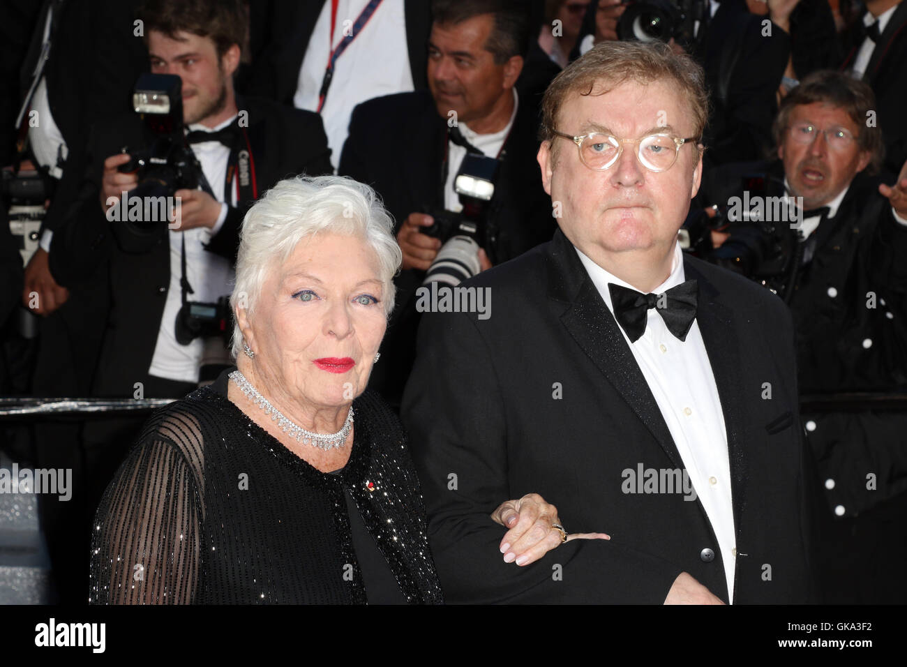 69a Cannes Film Festival - serata di apertura & Gala 'Cafe Society' Premiere - Arrivi con: Line Renaud, Francois Besnehard dove: Cannes , Cote d'Azur, in Francia quando: 11 Maggio 2016 Foto Stock