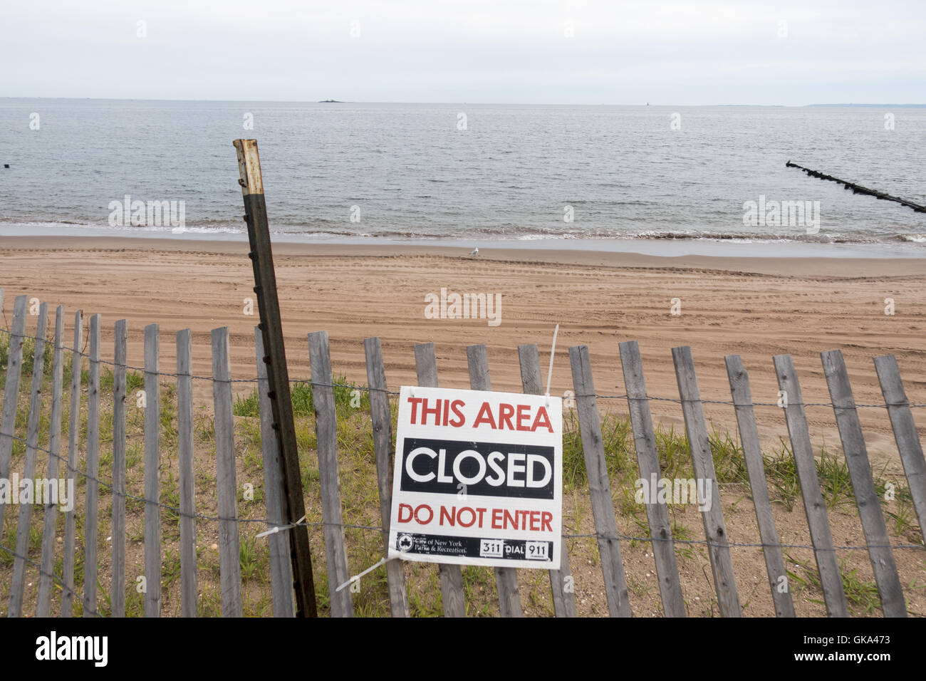 Erosi zona spiaggia ancora chiuso anni dopo l uragano Sandy ha colpito la NY NJ area. La Staten Island, New York. Foto Stock