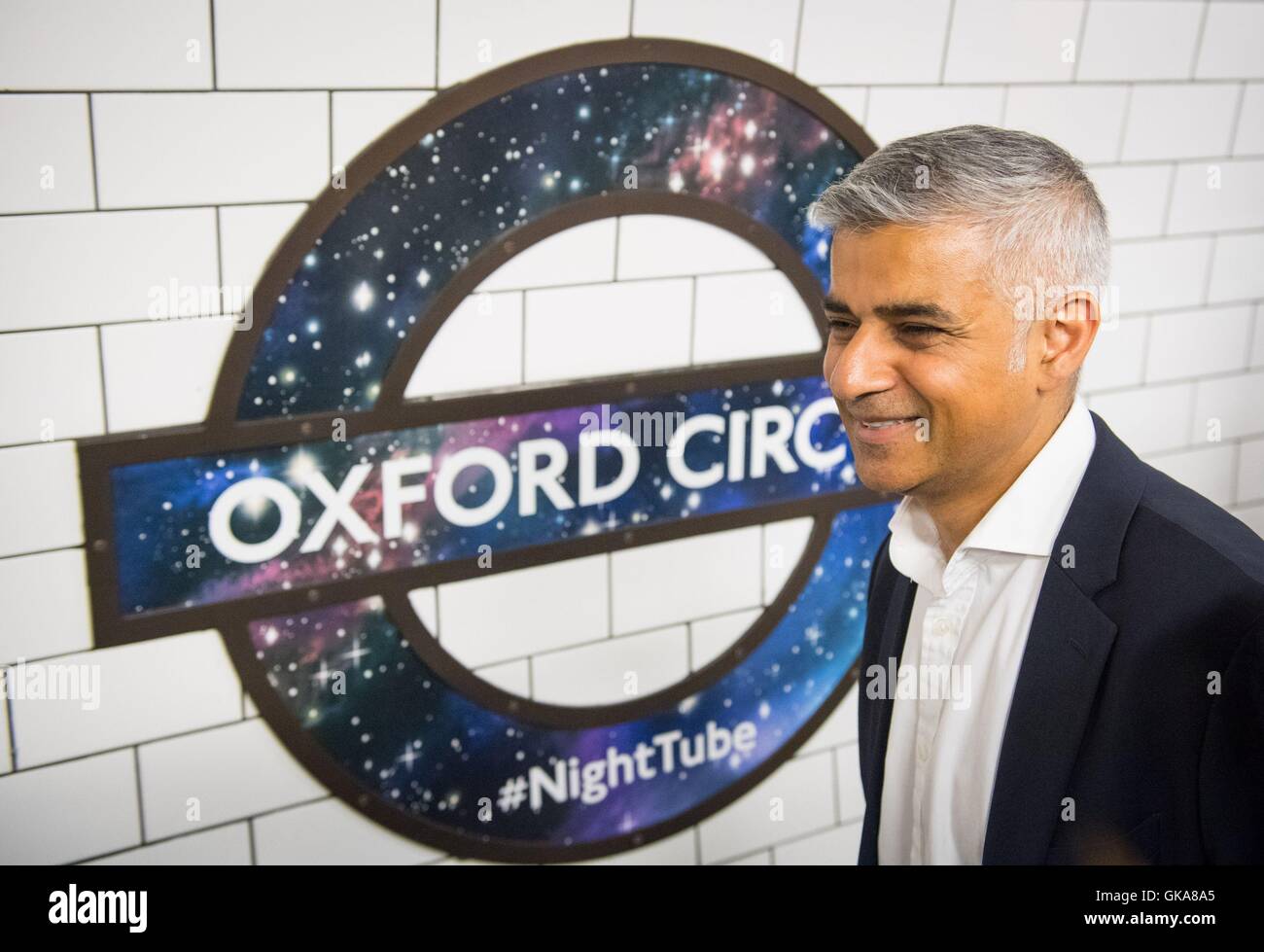 Sindaco di Londra Sadiq Khan di fronte a una nuova notte logo del tubo a Oxford Circus stazione della metropolitana, prima del lancio del servizio a Londra. Foto Stock