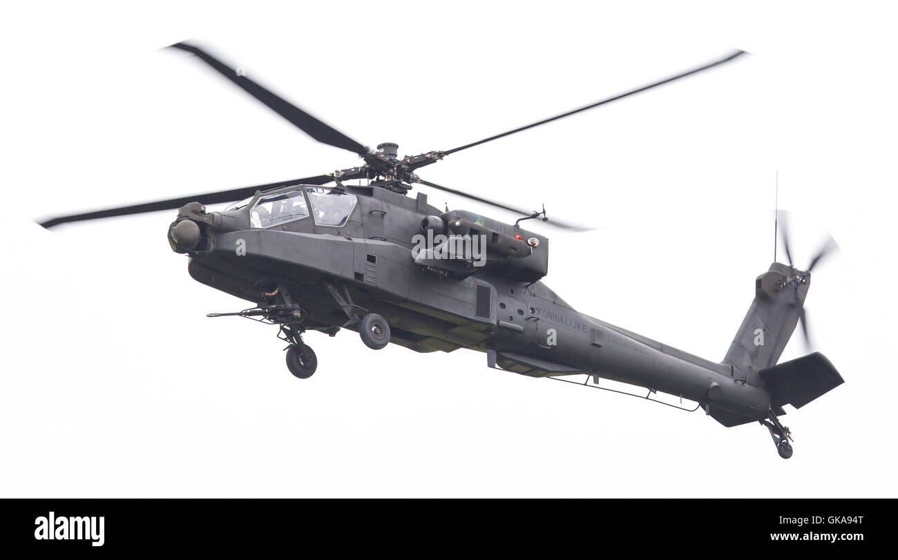 LEEUWARDEN, PAESI BASSI - giu 11, 2016: Boeing AH-64 attacco Apache elicottero volando una demo durante il Royal Netherlands Air Foto Stock