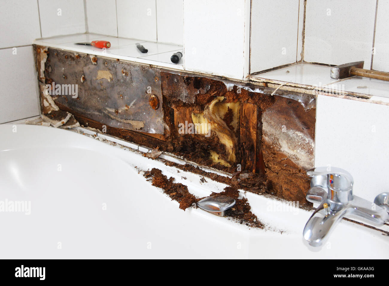 I danni causati dall'acqua in bagno Foto Stock