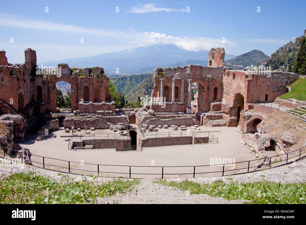 Teatro Greco di Taormina e del vulcano Etna Foto Stock