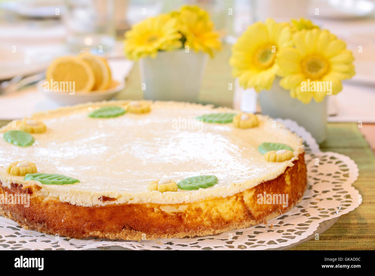 La cheesecake su un tavolo da caffè Foto Stock