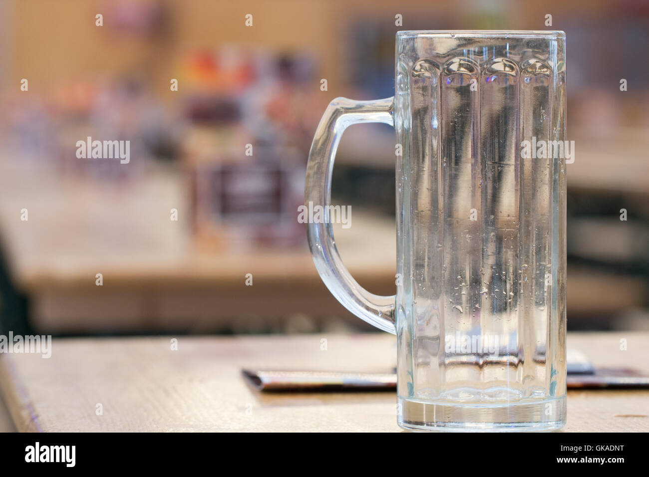 Tazza vuota di birra su di una tabella Foto Stock