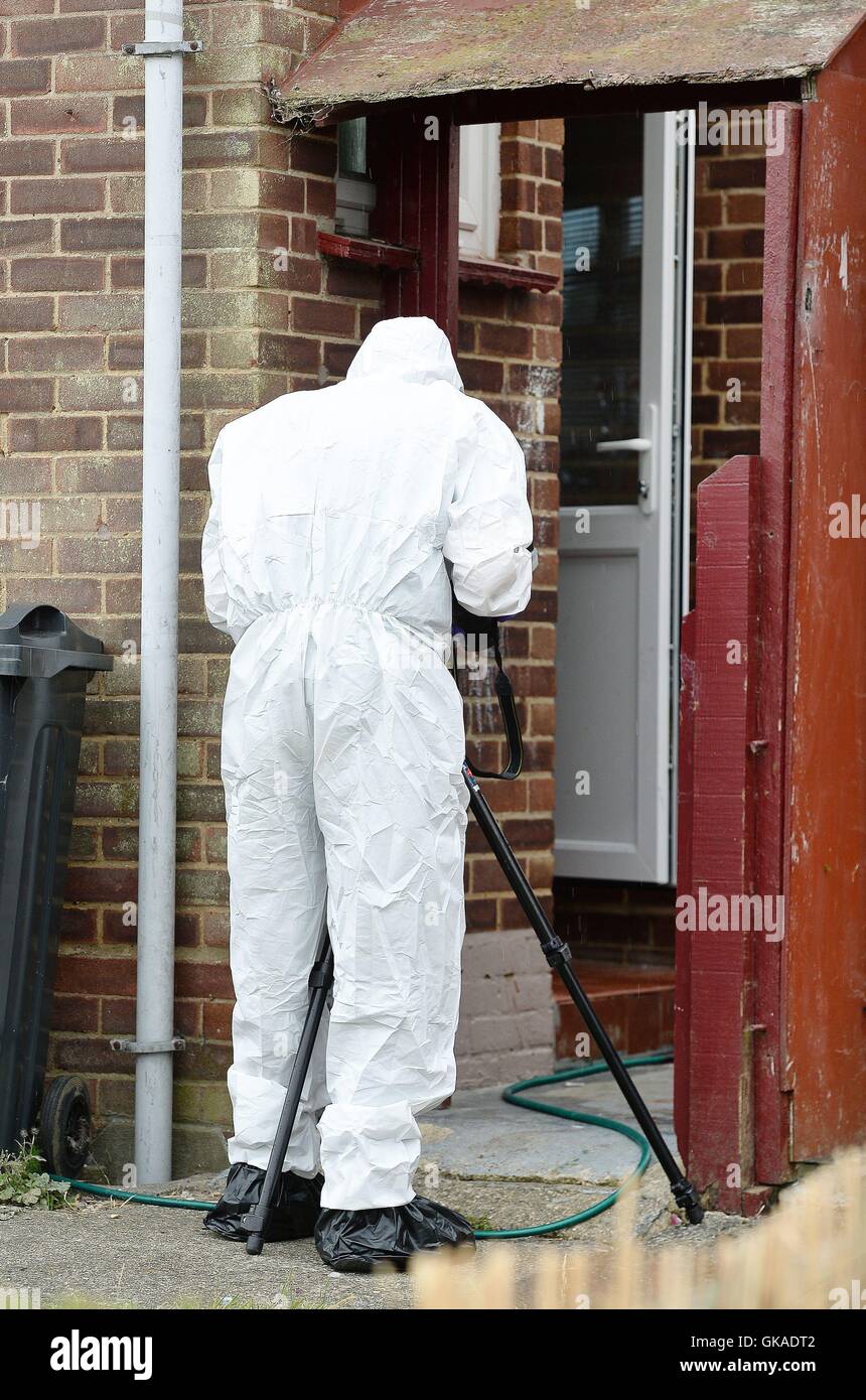 Un funzionario forense al di fuori di una proprietà in modo Parker, Halstead, Essex dove un bambino di tre anni il ragazzo è stato morsicato da un cane. Foto Stock