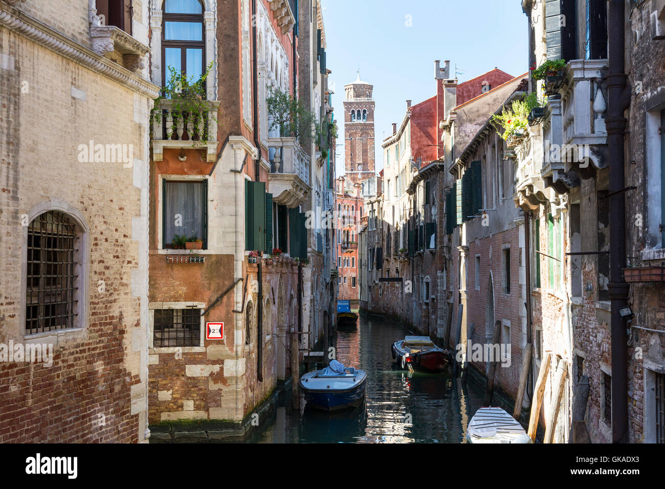 Venezia,Italy-August 12,2014:visualizzazione di uno dei numerosi canali che attraversano Venezia durante una soleggiata dau. Foto Stock