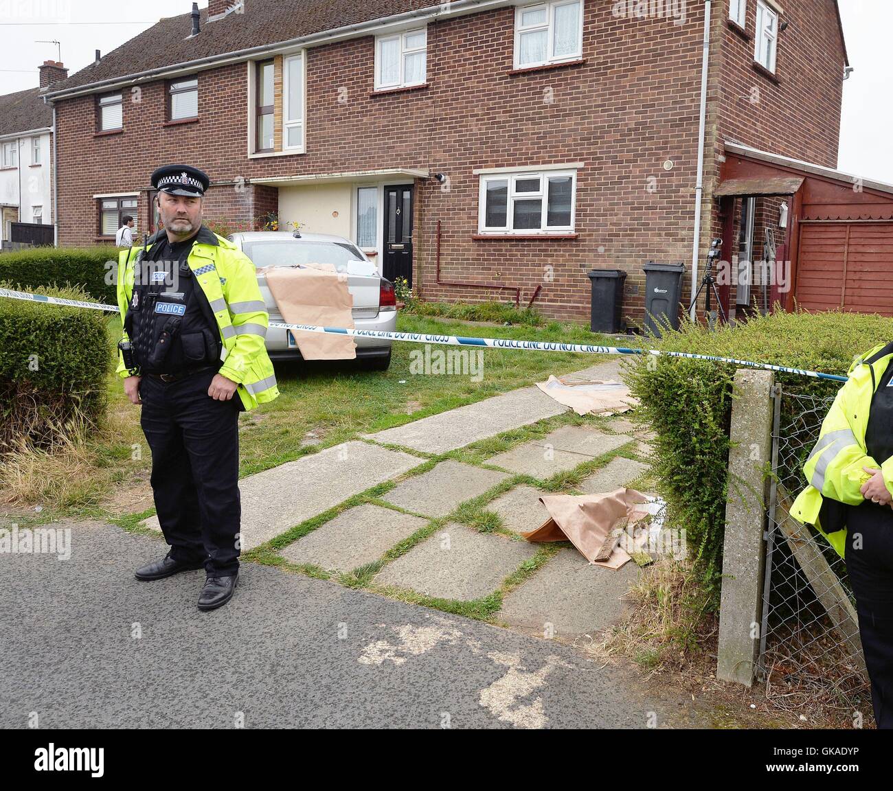 La polizia al di fuori di una proprietà in modo Parker, Halstead, Essex dove un bambino di tre anni il ragazzo è stato morsicato da un cane. Foto Stock