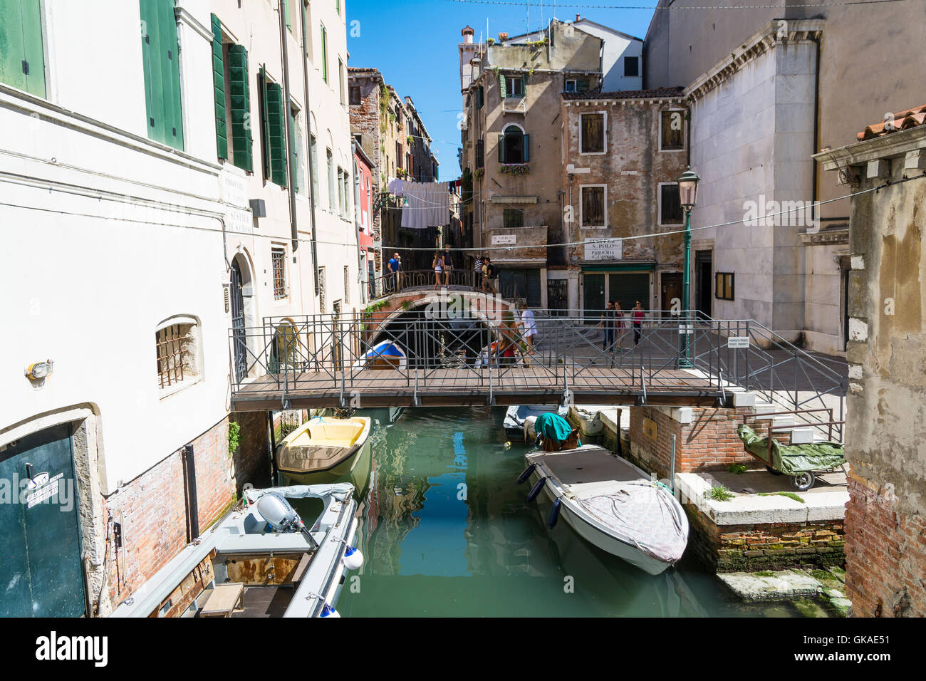 Venezia,Italy-August 12,2014:visualizzazione di uno dei numerosi canali che attraversano Venezia durante una soleggiata dau. Foto Stock