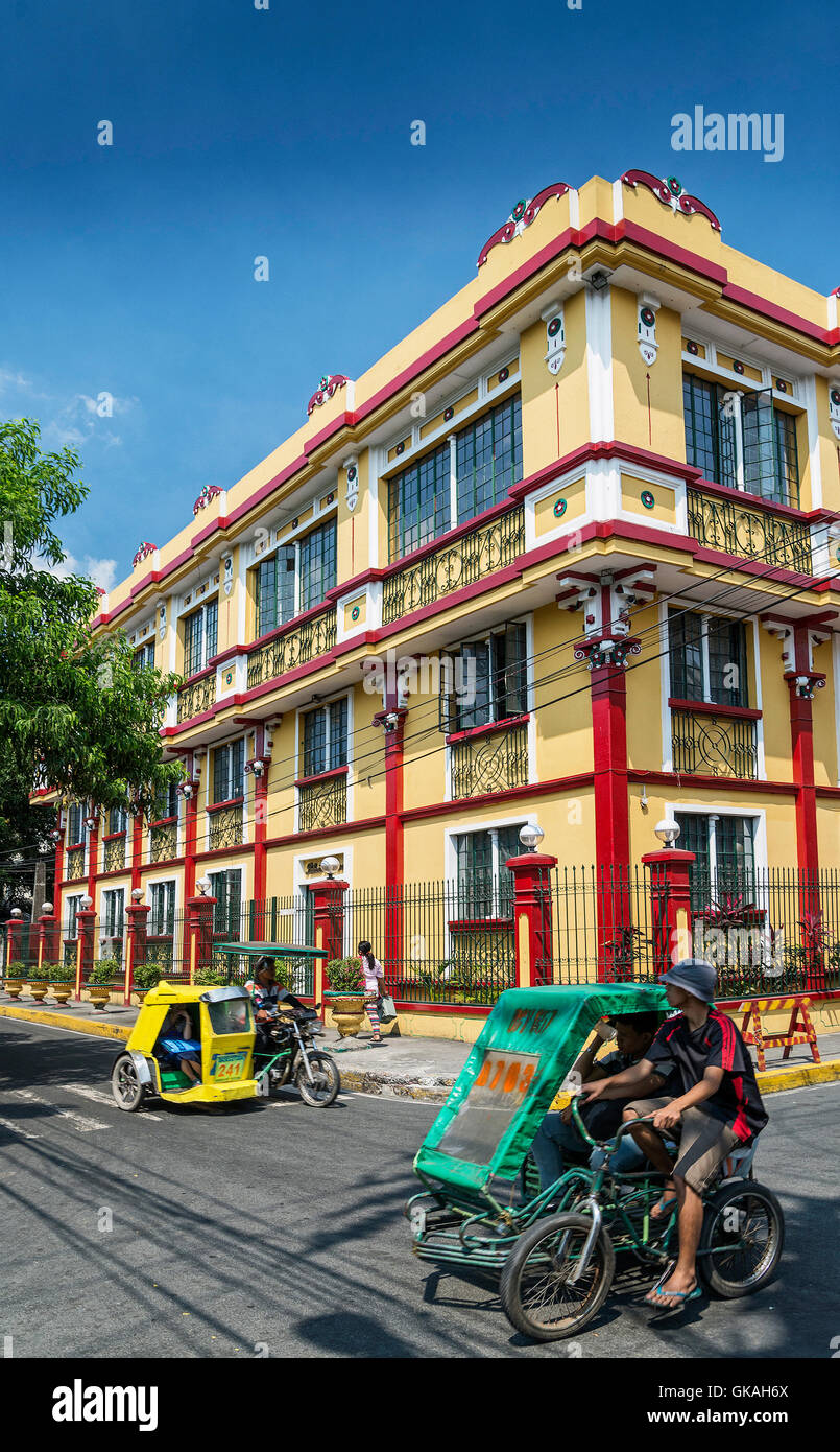 Street con trike ciclo taxi in architettura coloniale intramuros area turistica della vecchia città di Manila Filippine Foto Stock