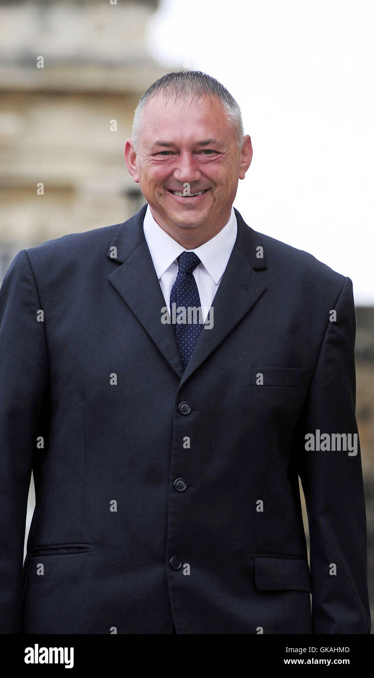 Scuola bus driver Graham Jones al di fuori di York Crown Court dove egli ha negato la guida pericolosa in connessione con un incidente che ha visto 26 bambini di dover essere salvato quando loro autobus è rimasto bloccato in acqua di inondazione. Foto Stock