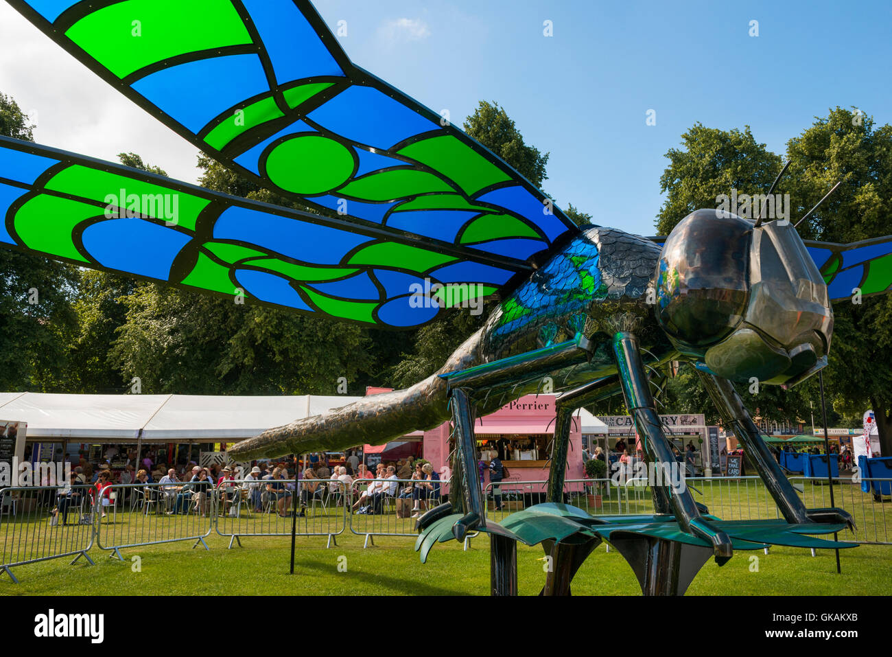 Una gigantesca scultura a forma di libellula al 2016 Shrewsbury Flower Show, Shropshire, Inghilterra, Regno Unito Foto Stock