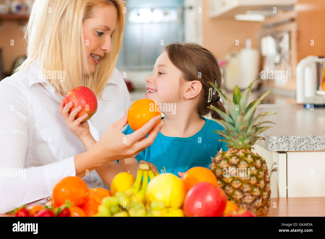 La madre e il bambino con un sacco di frutta Foto Stock