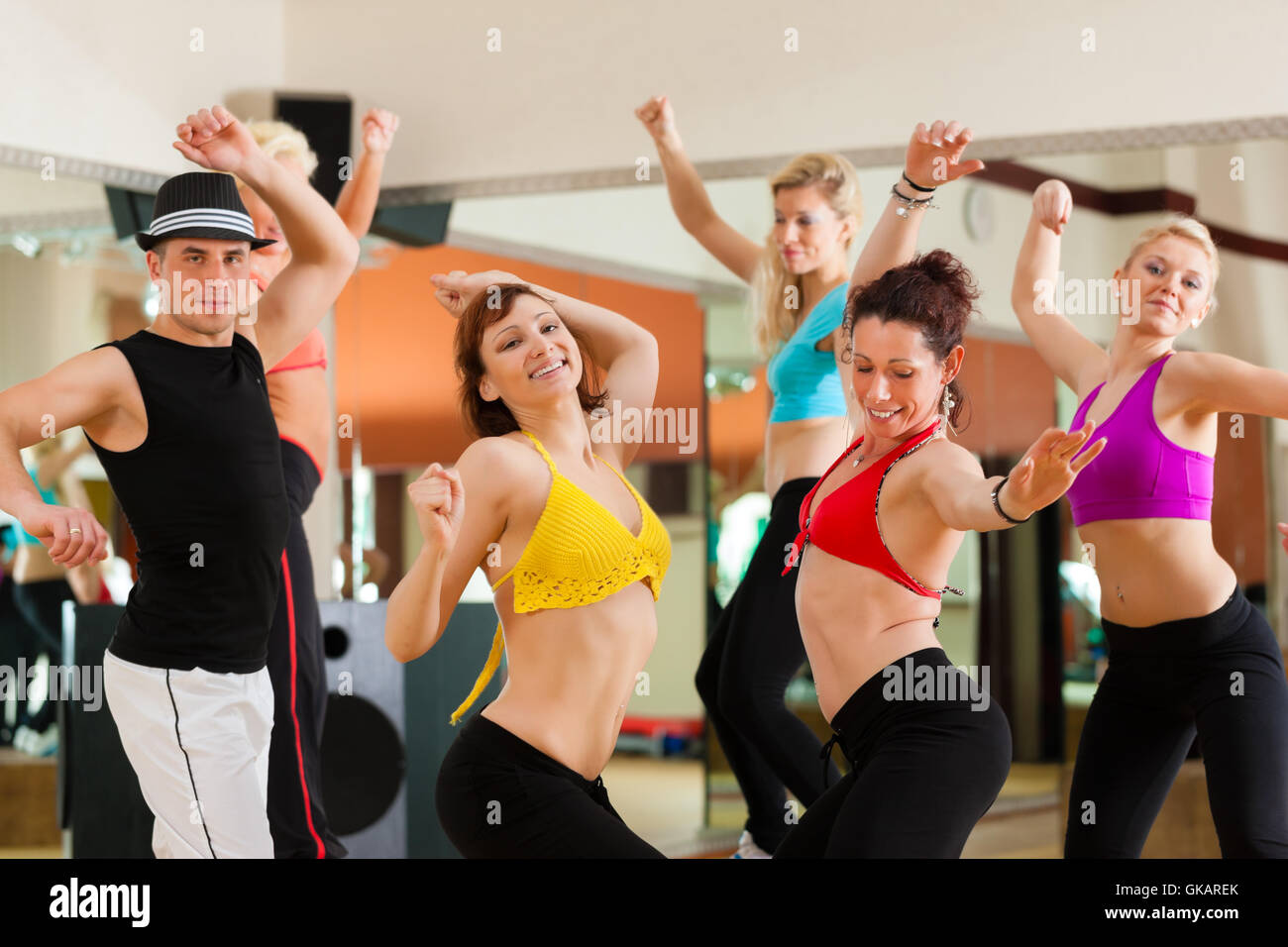 Zumba o danza jazz - giovani ballare in uno studio di danza Foto Stock