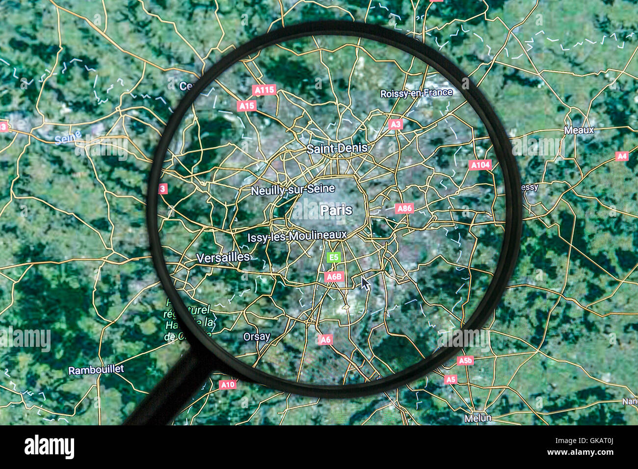 Mappa di Parigi. Mappa di Parigi su Google Maps sotto una lente di ingrandimento Foto Stock
