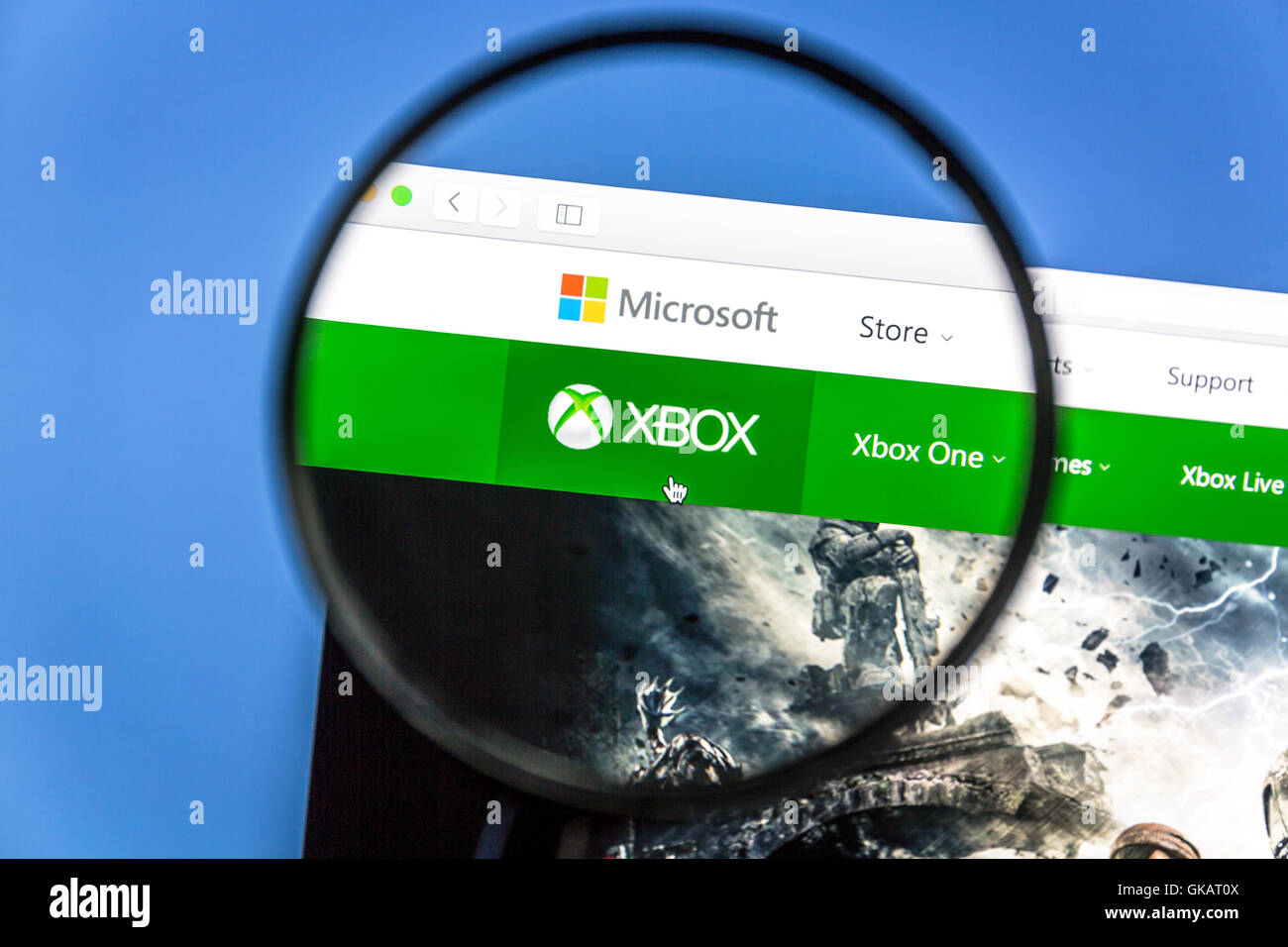 MIcrosoft Xbox sito web sotto una lente di ingrandimento Foto Stock