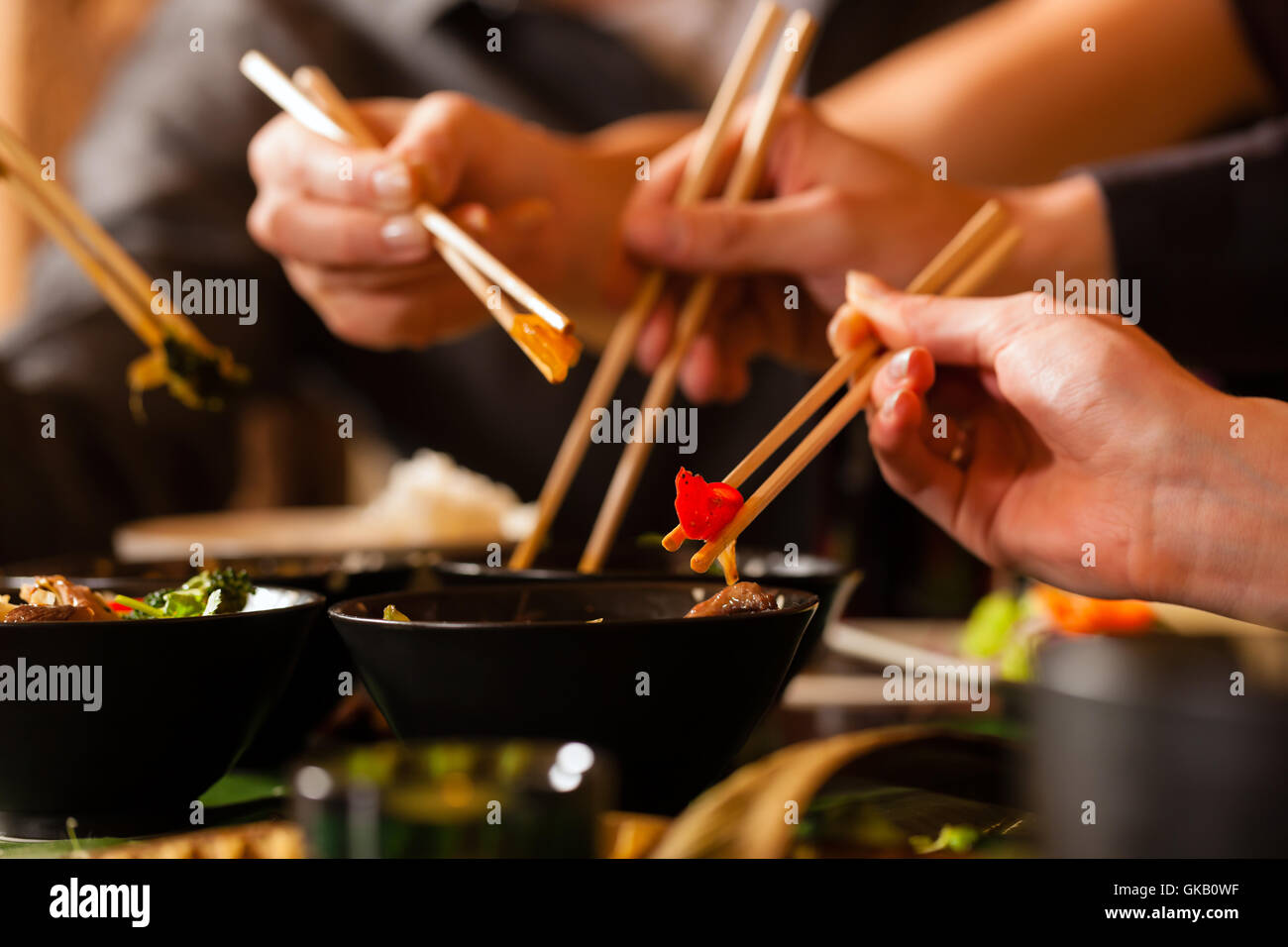 I giovani a mangiare in un ristorante tailandese Foto Stock