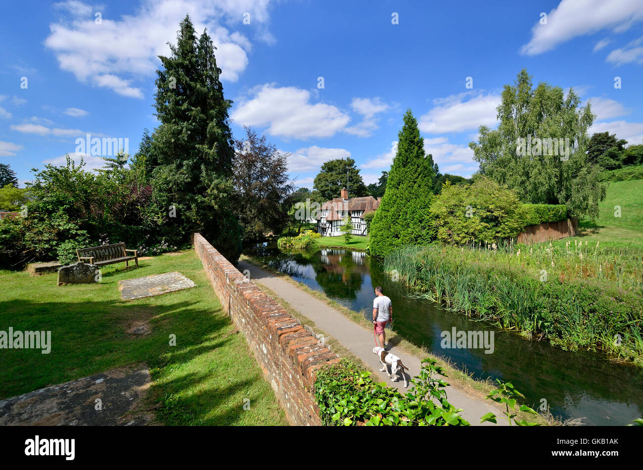 Villaggio allentati, Maidstone, Kent, Regno Unito. Loose Brooks (stream in esecuzione attraverso il villaggio) visto dal sagrato della chiesa Foto Stock