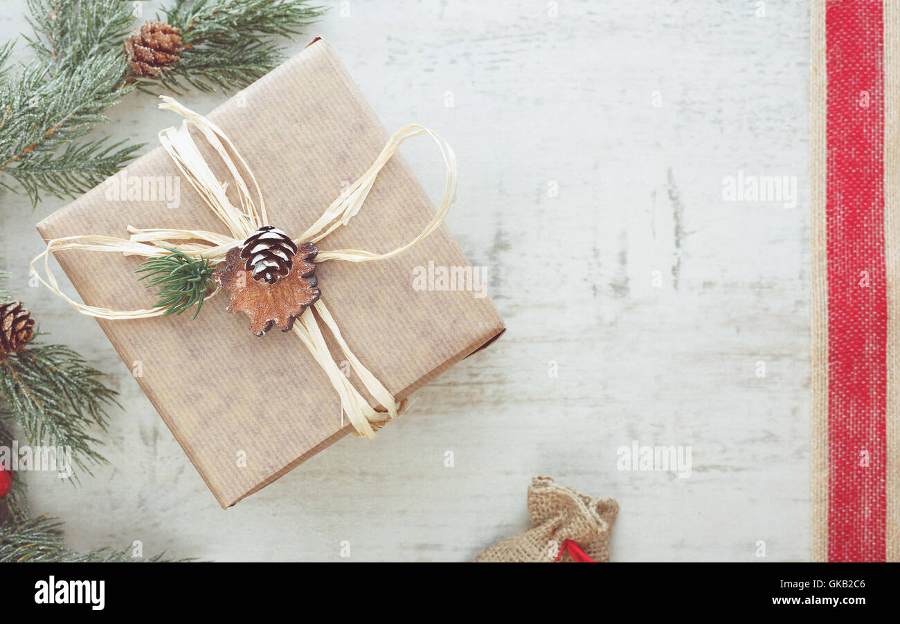 Regalo di natale avvolto in carta marrone. Vintage immagine tonico, vista dall'alto, uno spazio vuoto Foto Stock