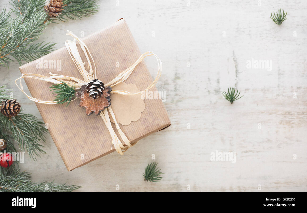 Regalo di natale. Ancora la vita di avvolto in casa regalo di Natale. Vista dall'alto, dai toni vintage immagine, lo spazio vuoto Foto Stock