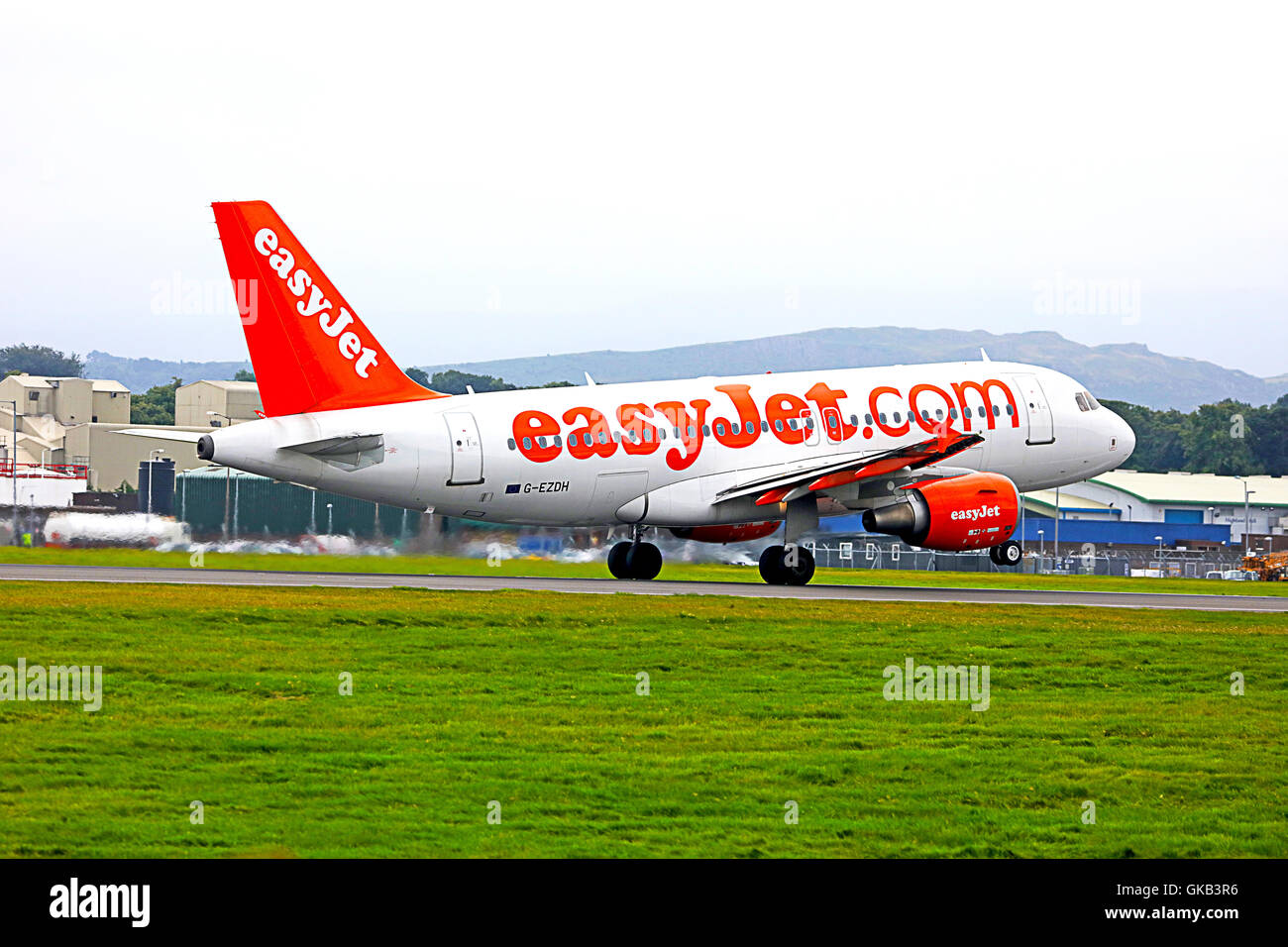 Easyjet (Airbus A319-111} decollo dall'aeroporto di Edimburgo.la Scozia, Foto Stock