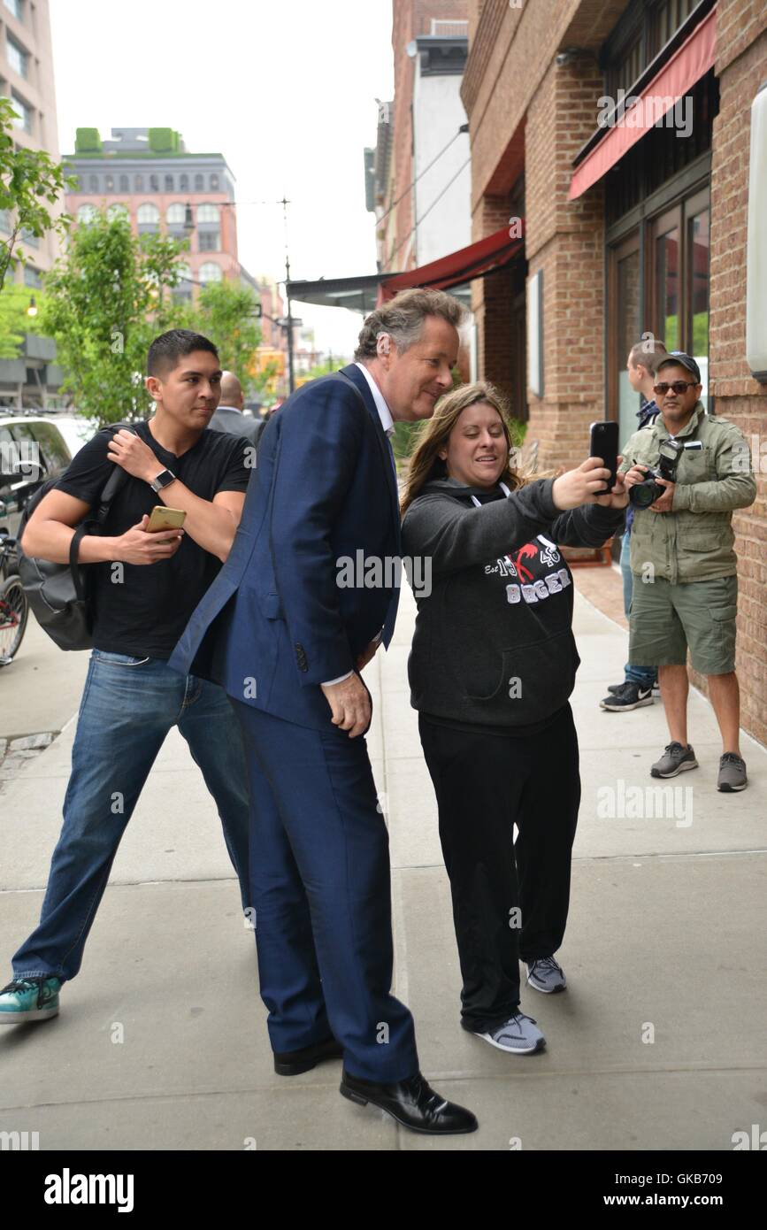 Piers Morgan sorrisi per i fotografi al di fuori del Greenwich Hotel dotato di: Piers Morgan dove: Manhattan, New York, Stati Uniti quando: 13 Maggio 2016 Foto Stock