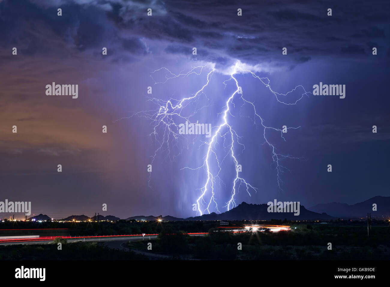 Un fulmine luminoso colpisce una catena montuosa in una tempesta monsonica vicino Tucson, Arizona Foto Stock