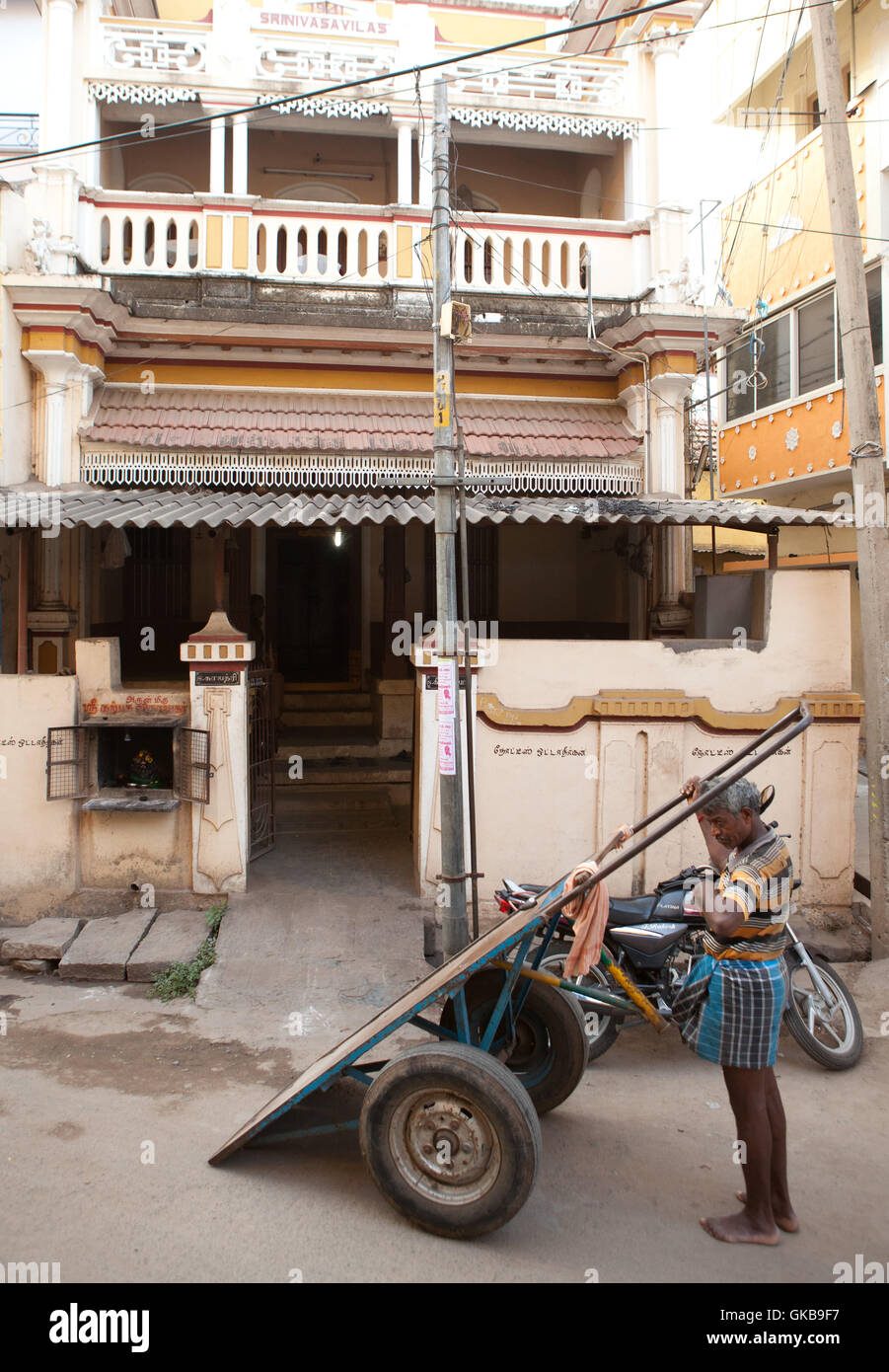 Uomo con vuoto appoggio pushcart,Trichy,l'India. Foto Stock