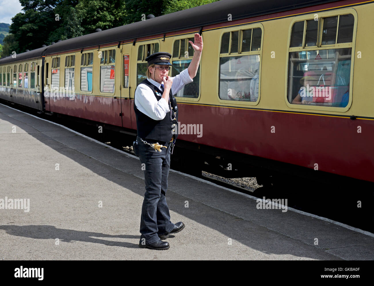 Treno a vapore a Grosmont stazione sulla North Yorkshire Moors Railway, North Yorkshire, Inghilterra, Regno Unito Foto Stock