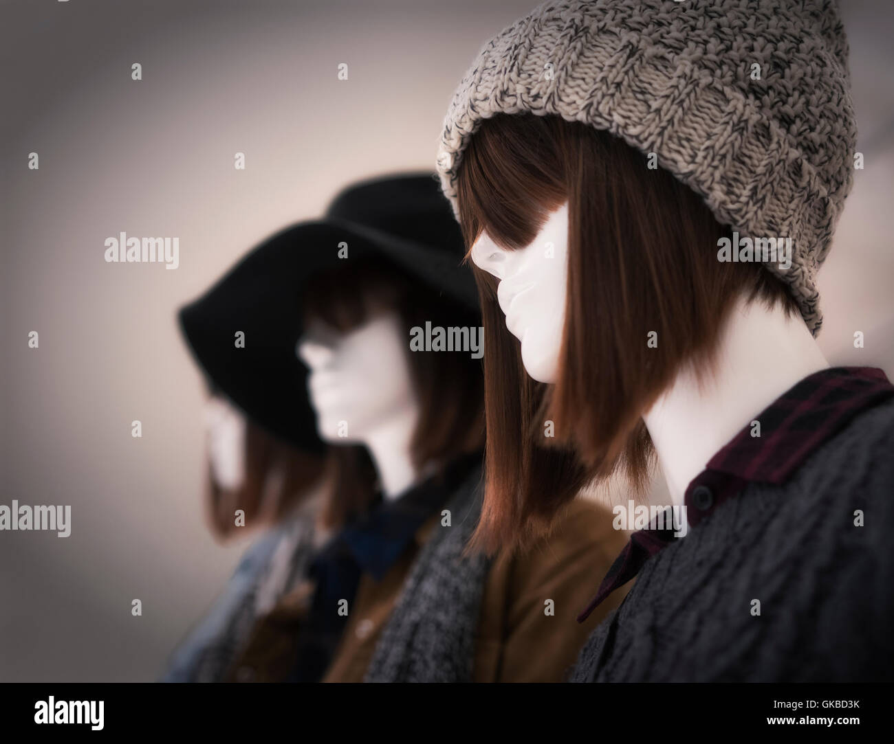 Mannequins sporting chic parrucchieri e autunno/inverno fashion Foto Stock