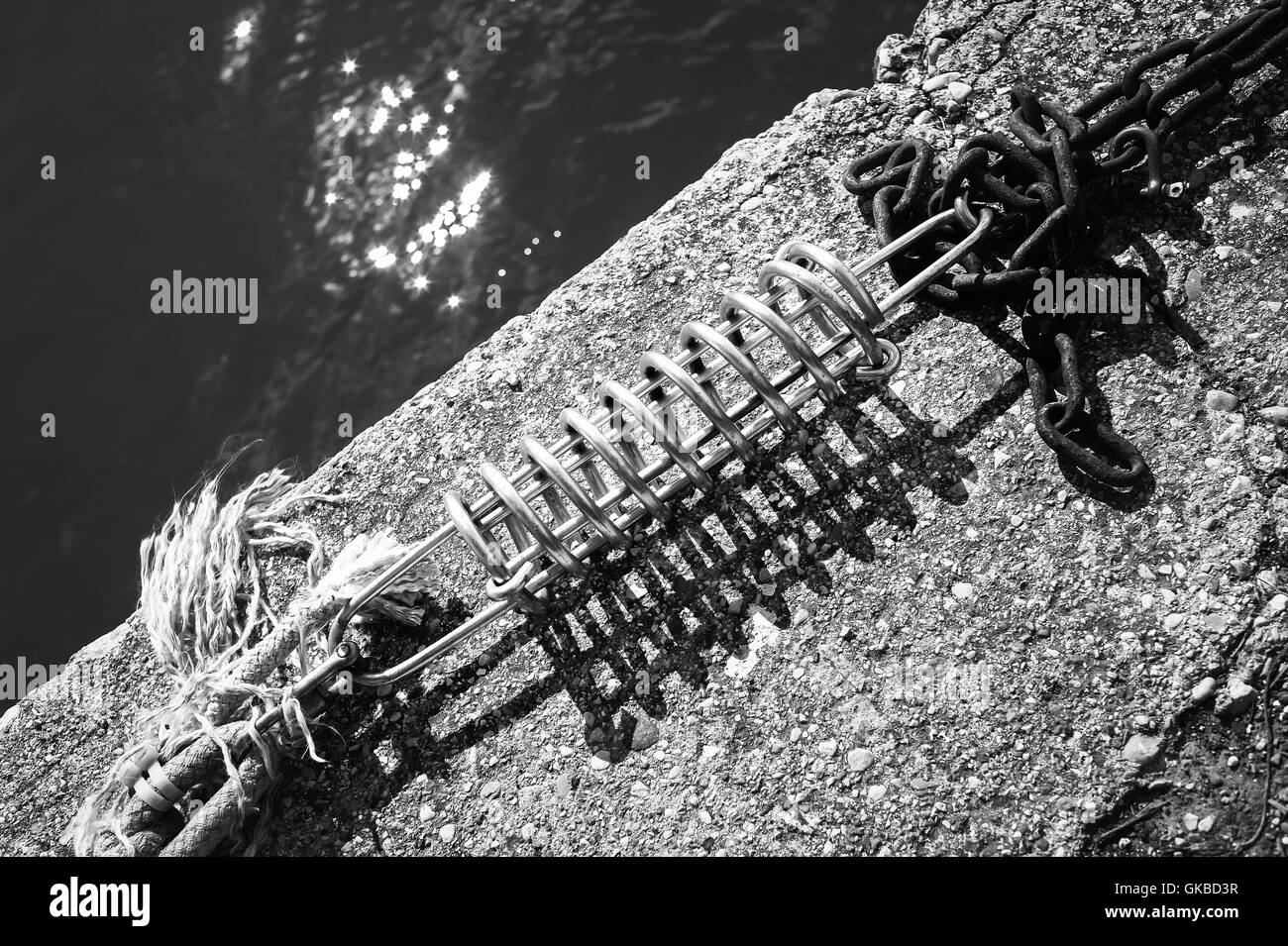 Molla di ormeggio dettaglio con funi marine e la catena. In bianco e nero Foto Stock