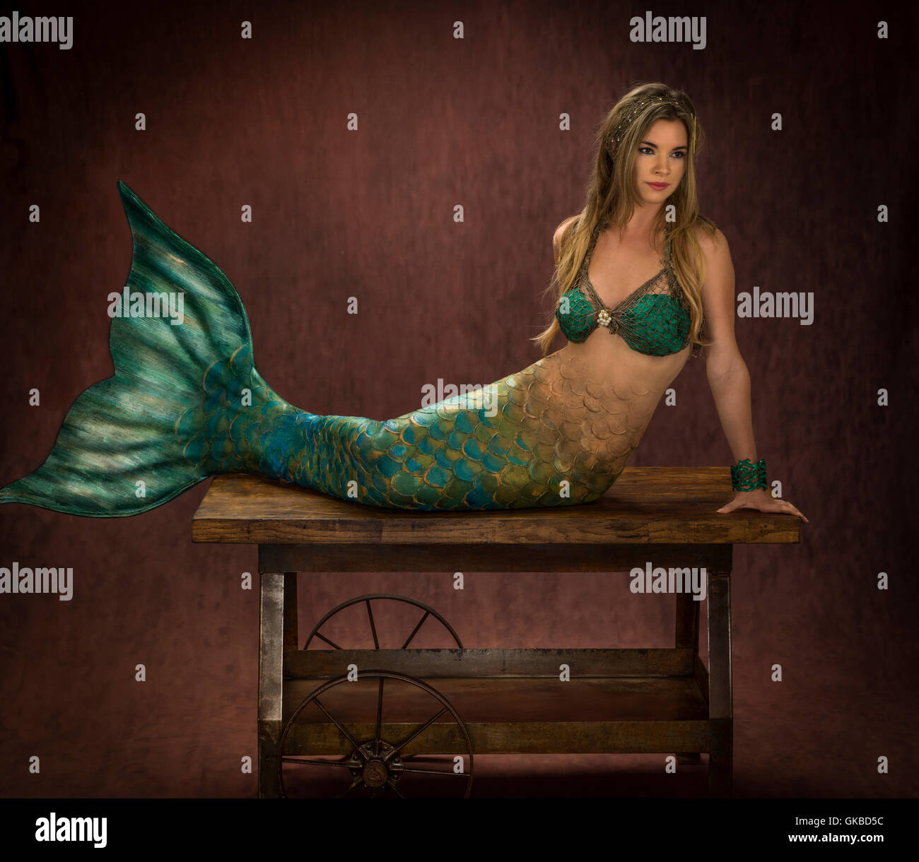 Mermaid seduto su un carrello con ruote in studio, Virginia Beach, Foto Stock