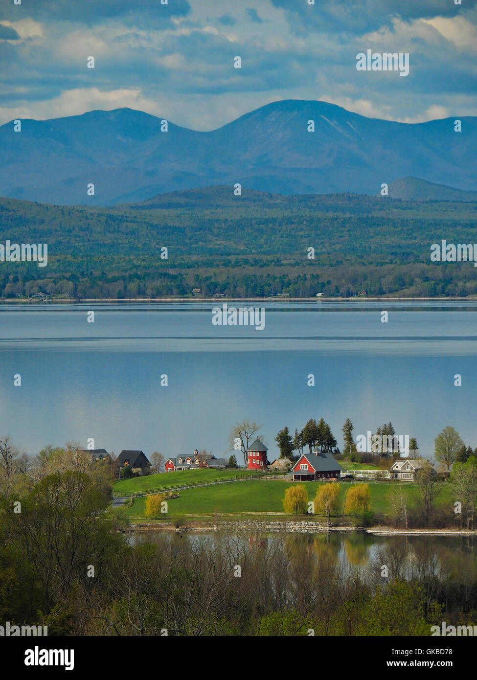 Vista dalla Lone Tree Hill, Lake Champlain e i monti Adirondack, Shelburne Farm, Shelburne, Vermont, USA Foto Stock