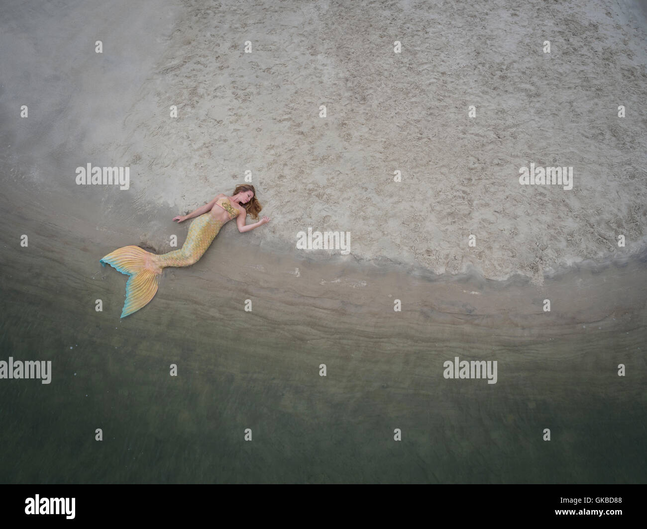 Mermaid posa su un sandbar in Virginia Beach, VA Foto Stock