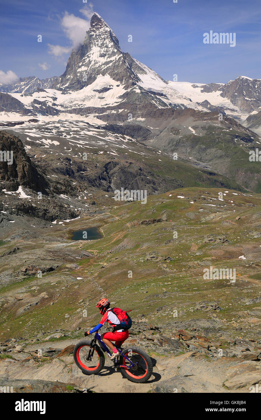 Vista del Matterhorn e il ciclista godendo la sfida su sentieri di montagna. Foto Stock
