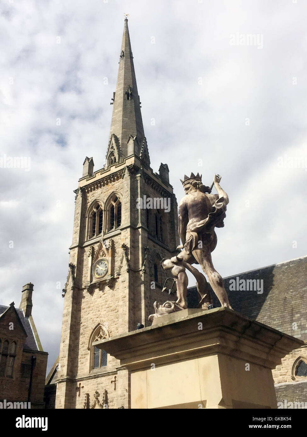 DURHAM, Inghilterra. La piazza del mercato con la Chiesa di San Nicola e una statua del Nettuno dato alla città nel 1729. Foto Tony Gale Foto Stock