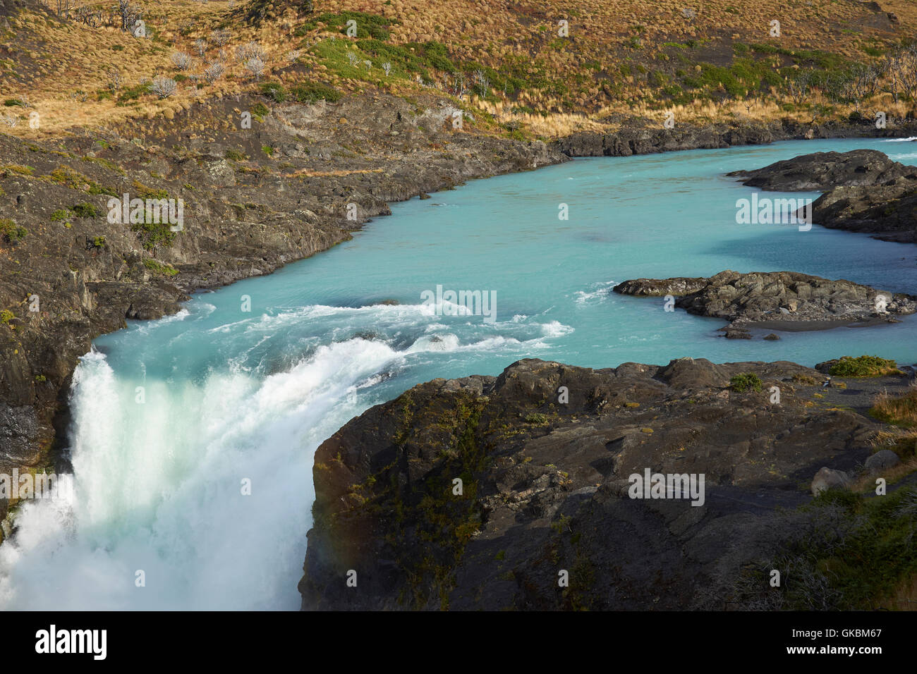 Salto Grande. Cascata che collega il Lago Nordenskjoldin e Lago Pehoe nel Parco Nazionale di Torres del Paine Magallanes, Cile Foto Stock